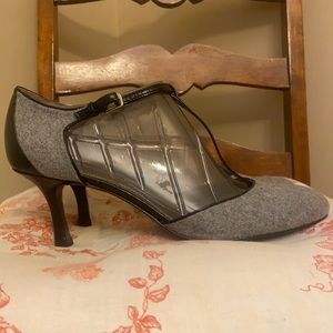 Tahari Gray flannel, black patent t strap